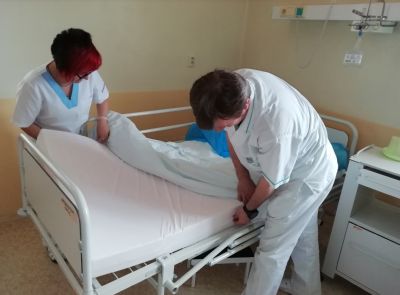 Pacienti Zlatomoraveckej nemocnice majú nové matrace proti preležaninám