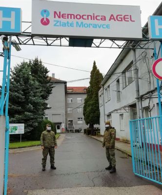 Nemocnica AGEL Zlaté Moravce  posilnila triáž pri vstupe do nemocnice. Zdravotníkom pomáhajú aj príslušníci Armády SR