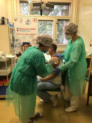 Nemocnica AGEL Zlaté Moravce včera začala s očkovaním svojich zdravotníkov proti koronavírusu covid-19. Prvými zaočkovanými boli zdravotníci v prvej línii, ostatní zdravotníci, ako aj nezdravotnícki pracovníci , ktorí prichádzajú do kontaktu s COVID pacientami  . Celkovo absolvovalo očkovanie 25 zamestnancov nemocnice