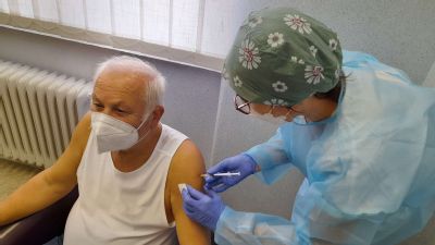 Nemocnica v Zlatých Moravciach už očkuje treťou dávkou vakcíny proti koronavírusu